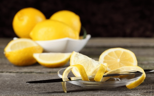 ¿Para qué sirve colgar cáscaras de limón al sol?