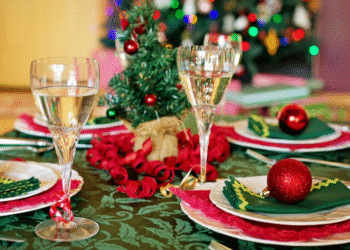 Olvídate del mantel rojo y las servilletas verdes en esta Navidad 2025