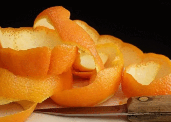 ¿Por qué recomiendan poner cáscaras de naranja y sal gruesa en un frasco?