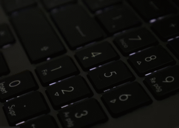 ¿Es posible tener una laptop liviana con una batería que dura 20 horas sin enchufar?