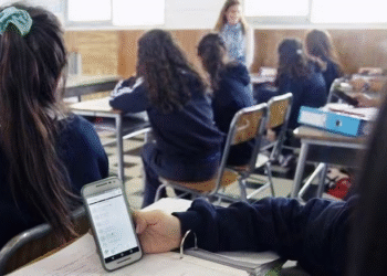 La prueba científica de que sacar el celular del aula mejora el rendimiento académico
