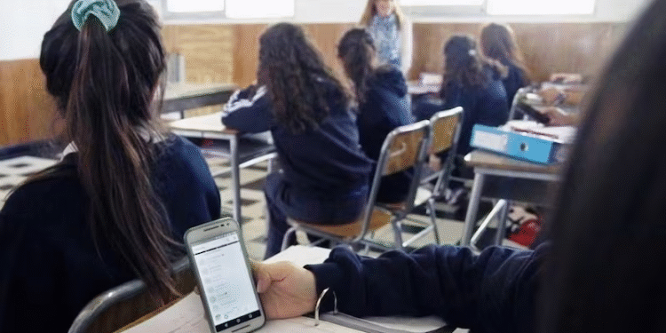 La prueba científica de que sacar el celular del aula mejora el rendimiento académico
