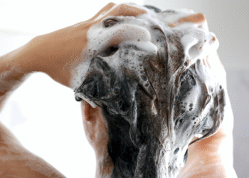 ¿Por qué el champú no debe aplicarse en todo el pelo?
