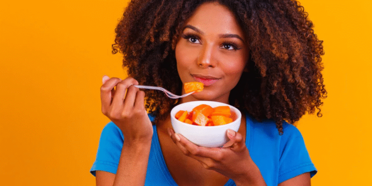 Tienes que comer papaya en la noche por esta razón