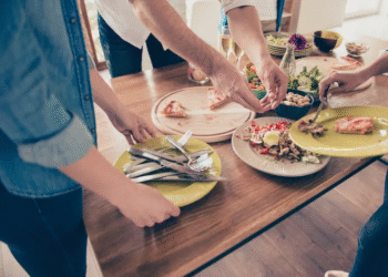 Lo que dice de ti el acto de recoger la mesa apenas terminan de comer