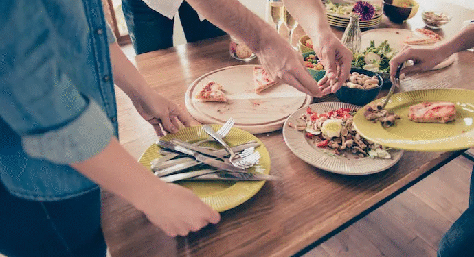 Lo que dice de ti el acto de recoger la mesa apenas terminan de comer