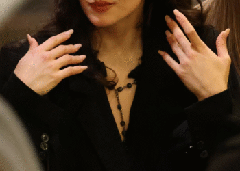 La nueva tendencia en uñas angelicales impuesta por Rosalía