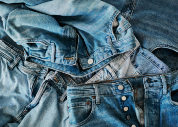 Experta en moda dice por qué no hay que lavar los jeans vaqueros