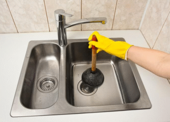 Cómo un simple alambre puede salvar tu desagüe tapado