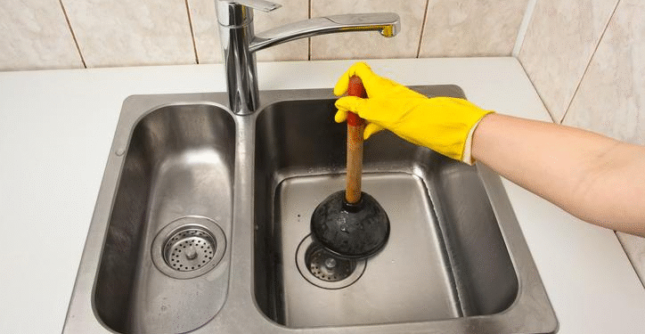 Cómo un simple alambre puede salvar tu desagüe tapado