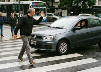 Hacer gestos de agradecimiento a los coches al cruzar la calle dice esto de ti