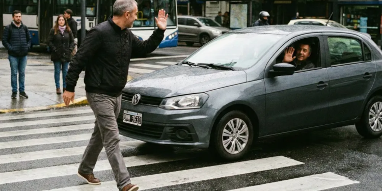 Hacer gestos de agradecimiento a los coches al cruzar la calle dice esto de ti