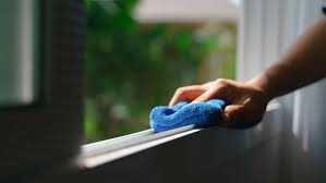 ¿Para qué sirve usar vinagre en los rieles de las ventanas?