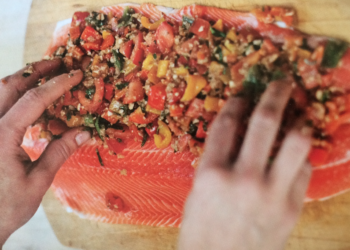 El salmón relleno es perfecto para impresionar en Año Nuevo
