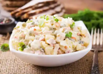 ¿Cómo hacer una ensalada rusa casera, cremosa y auténtica?