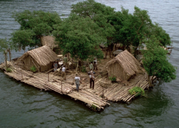 Un hombre vive solo en un pueblo flotante autosuficiente: sin electricidad convencional, vecinos o máquinas modernas