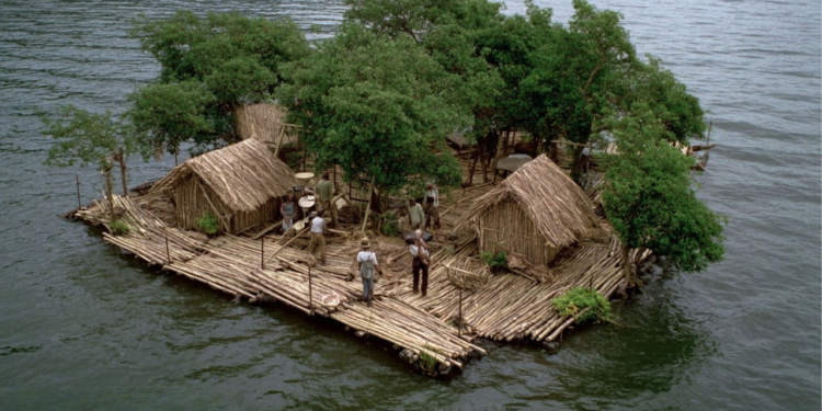 Un hombre vive solo en un pueblo flotante autosuficiente: sin electricidad convencional, vecinos o máquinas modernas
