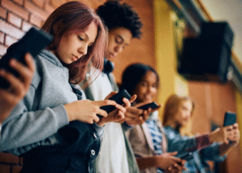 Los 3 problemas de salud asociados al uso de smartphone en menores de 12 años