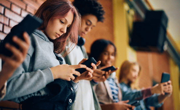 Los 3 problemas de salud asociados al uso de smartphone en menores de 12 años