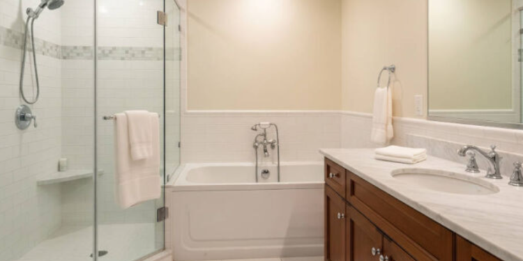 Adiós cabina de ducha: en 2026 los hogares utilizarán esta solución en el baño