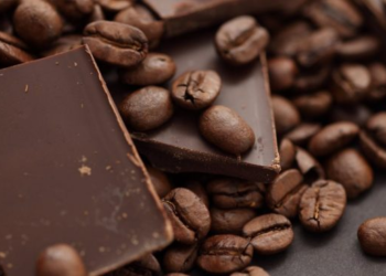 ¿Hay algo en el café y en el chocolate negro que está asociado con un envejecimiento más lento?
