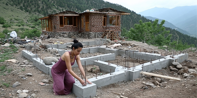Mujer construye casa sola en aislado pueblo de montaña