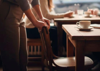 Lo que dice la psicología sobre quienes reclinan sus sillas al levantarse de la mesa