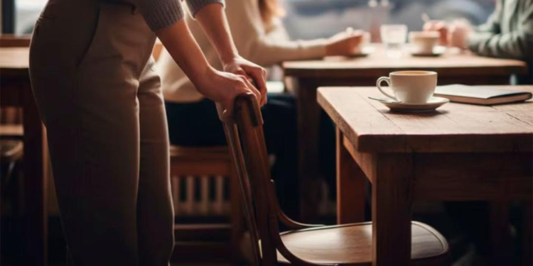 Lo que dice la psicología sobre quienes reclinan sus sillas al levantarse de la mesa