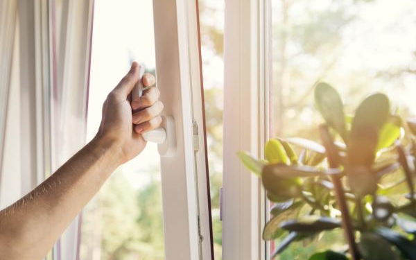 Cómo enfriar la casa cuando hace calor sin usar electricidad