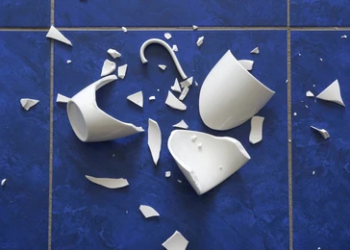 ¿Por qué las tazas se rompen en mil pedazos?