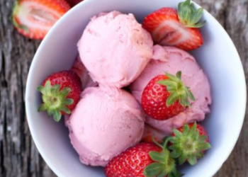 Cómo hacer el helado de frutilla más cremoso con 3 ingredientes