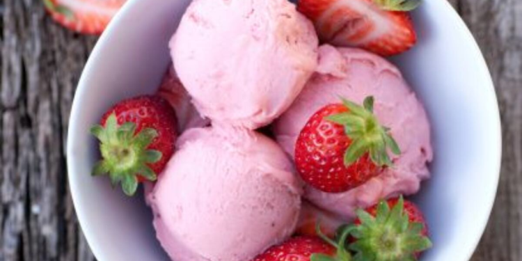 Cómo hacer el helado de frutilla más cremoso con 3 ingredientes