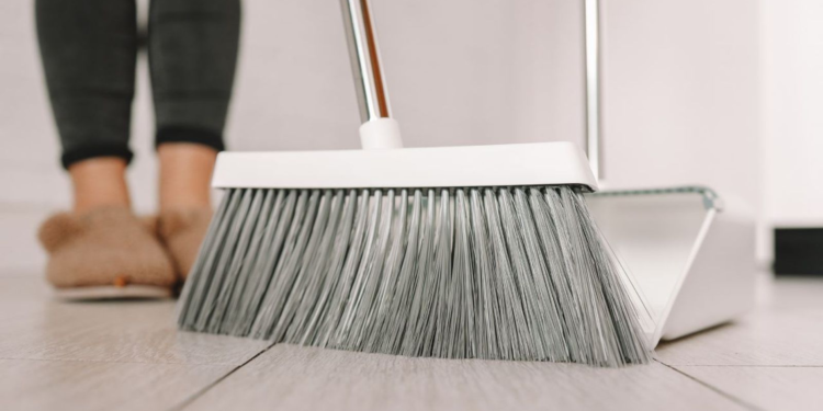 ¿Por qué recomiendan poner papel film en la escoba?