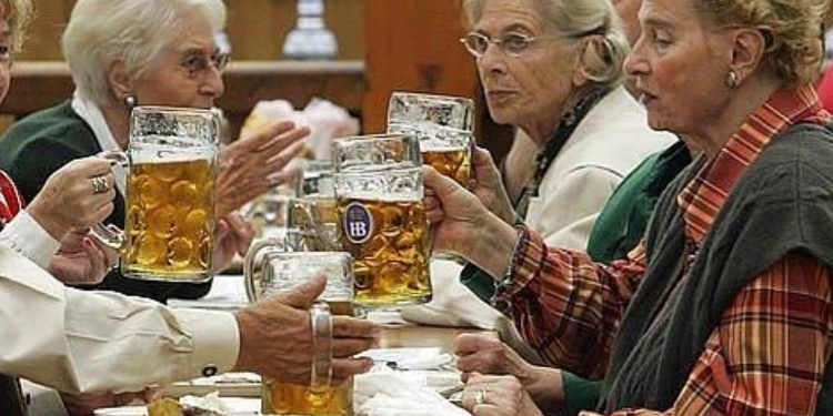 Las bebidas que personas mayores de 65 años debería dejar