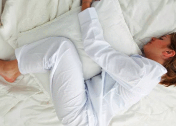 Lo que dice la psicología sobre dormir abrazado a la almohada