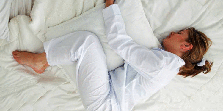 Lo que dice la psicología sobre dormir abrazado a la almohada