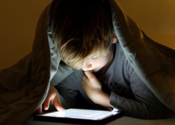 Estas son las consecuencias de entregar un celular antes de los 12 años