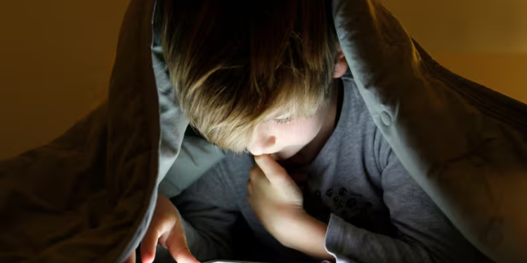 Estas son las consecuencias de entregar un celular antes de los 12 años