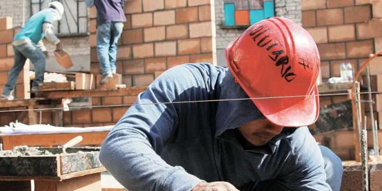 Un albañil en este país puede ganar $5.600 dólares al mes más horas extras