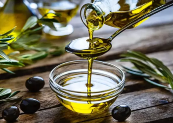 Esto pasa si consumes aceite de oliva tras su fecha de vencimiento 