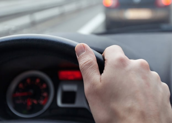 El truco que utilizan los conductores para ahorrar gasolina mientras el coche está en marcha