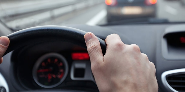 El truco que utilizan los conductores para ahorrar gasolina mientras el coche está en marcha