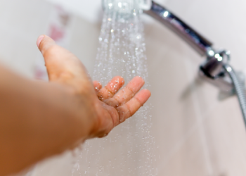 Dúchate con agua tibia para conciliar el sueño en noches calurosas
