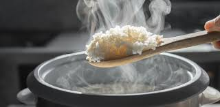 Por qué recomiendan lavar el arroz antes de cocinarlo y cuál es la forma correcta de hacerlo