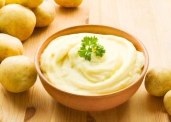 ¿Un puré cremoso necesita medio kilo de mantequilla por cada papa?