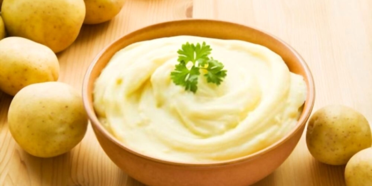¿Un puré cremoso necesita medio kilo de mantequilla por cada papa?