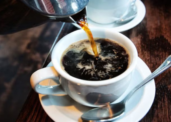 Cardiólogo advierte que tomar café justo al despertar, no da más energía