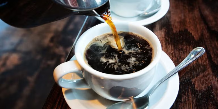 Cardiólogo advierte que tomar café justo al despertar, no da más energía