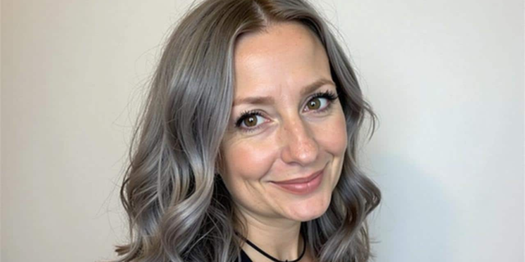 Dile adiós al color del cabello: Nueva tendencia disimula las canas y te hace lucir más joven.