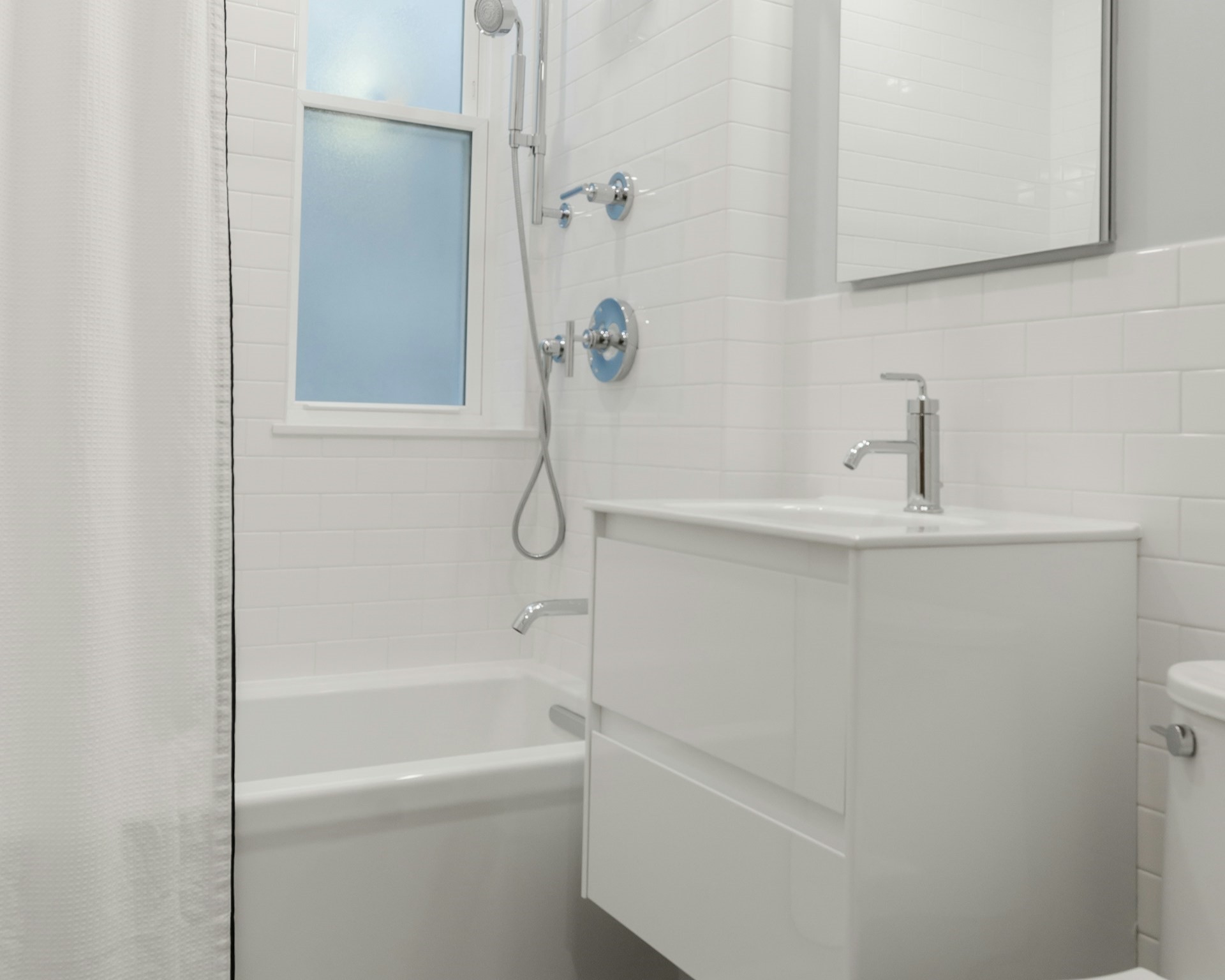 Ciência explica por que é melhor deixar o celular longe do banheiro